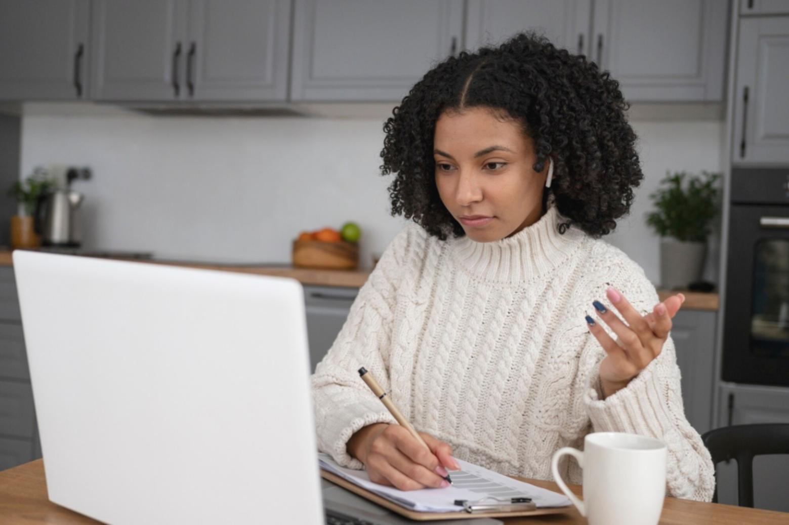 Session de formation brevarinoxo avec participants travaillant sur des cas pratiques d'épargne